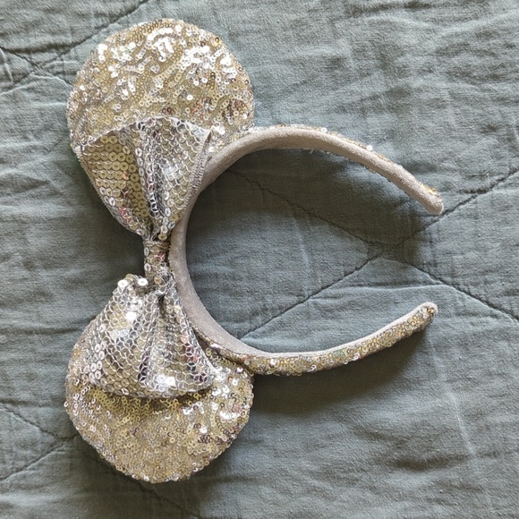 Disney Accessories - 🤍🩶🤍Disneyland Resort Minnie Mouse Ears Silver Sequin Glitter Headband🤍🩶🤍